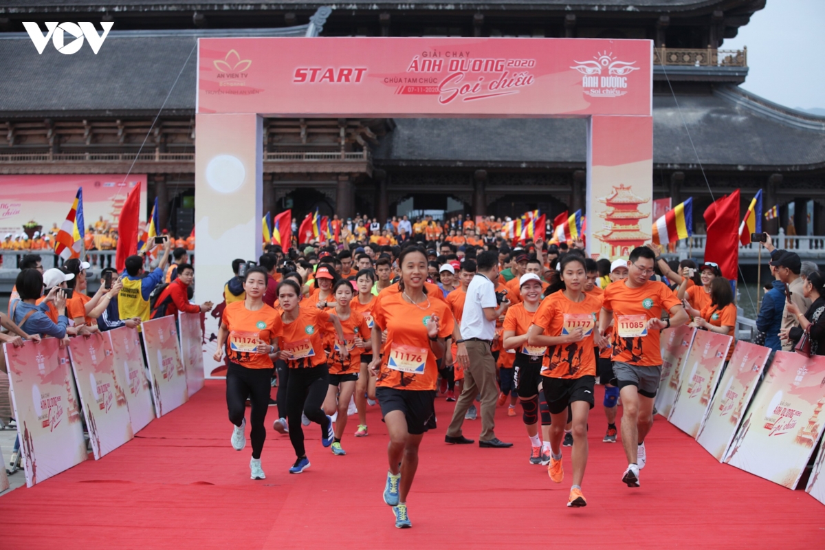 nha su va cau thu bong da hao hung tren duong chay marathon hinh anh 8