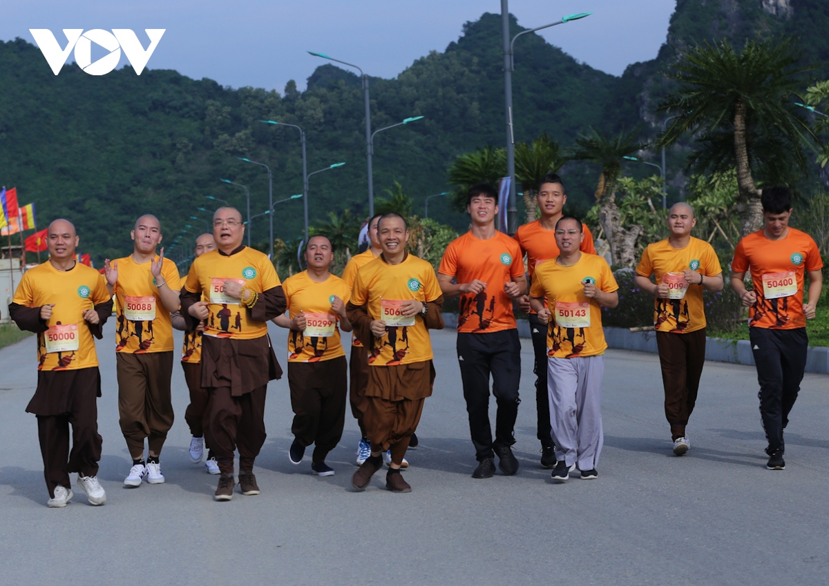 Nhà sư và cầu thủ bóng đá hào hứng trên đường chạy marathon