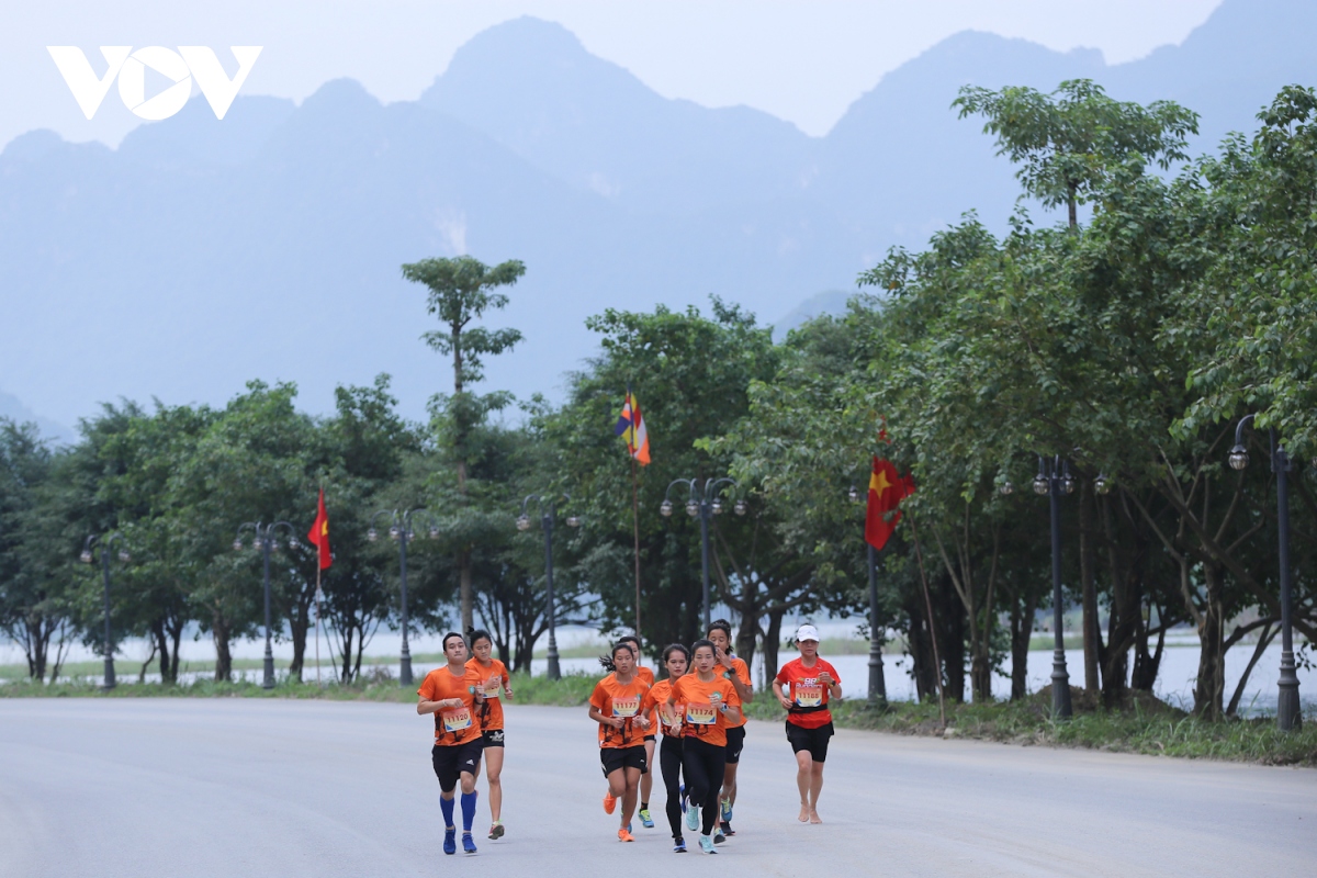 nha su va cau thu bong da hao hung tren duong chay marathon hinh anh 10