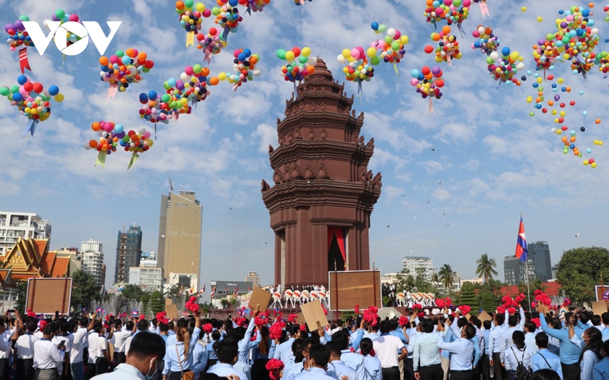 Anh nguoi dan campuchia thanh kinh chao don quoc vuong sihamoni toi le quoc khanh hinh anh 7