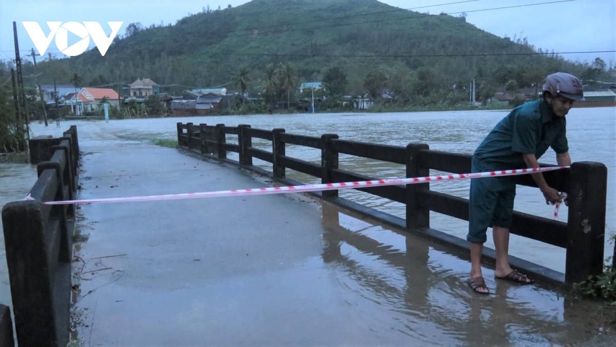 mua to, khan cap di doi dan vung ngap lut, sat lo hinh anh 1