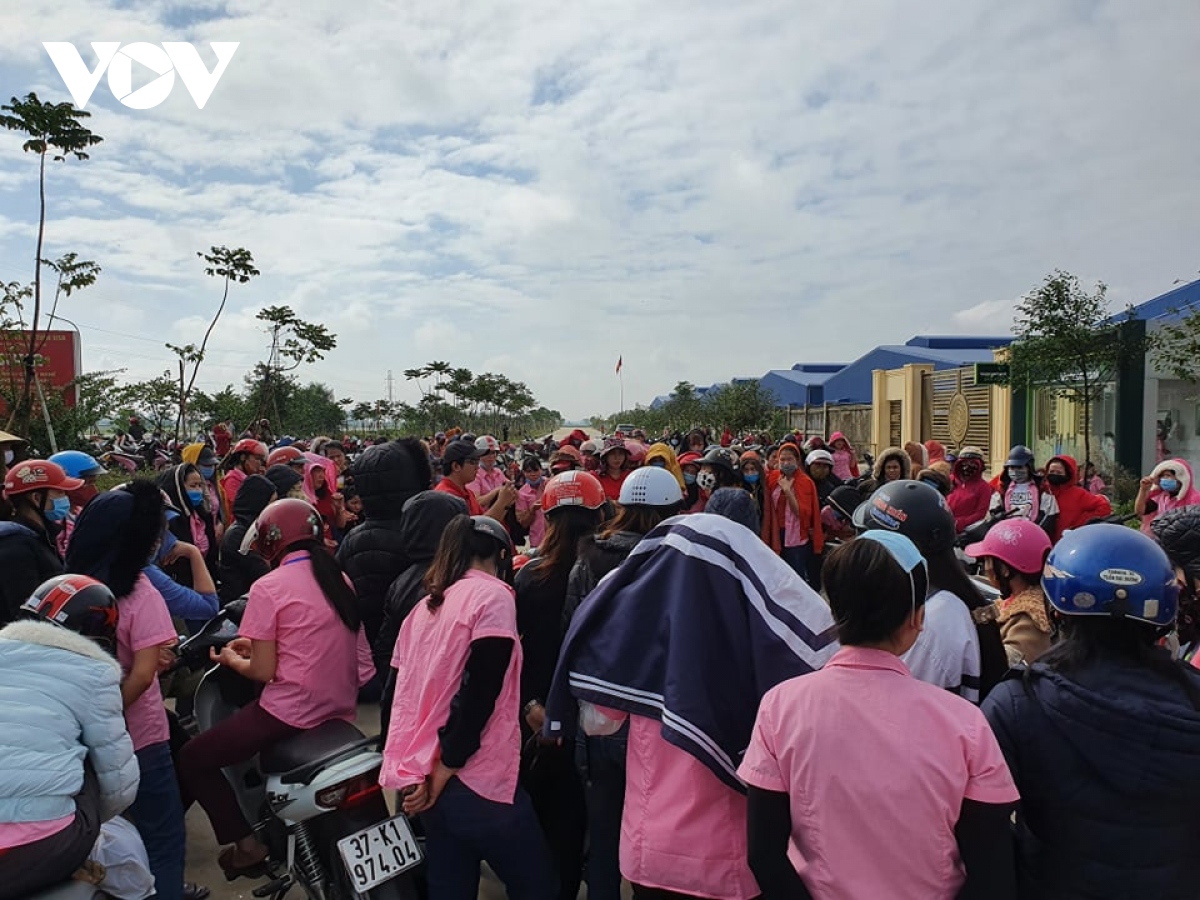 hang tram cong nhan doi nang dung truoc cong ty sau tin nhan khong can den lam viec hinh anh 1