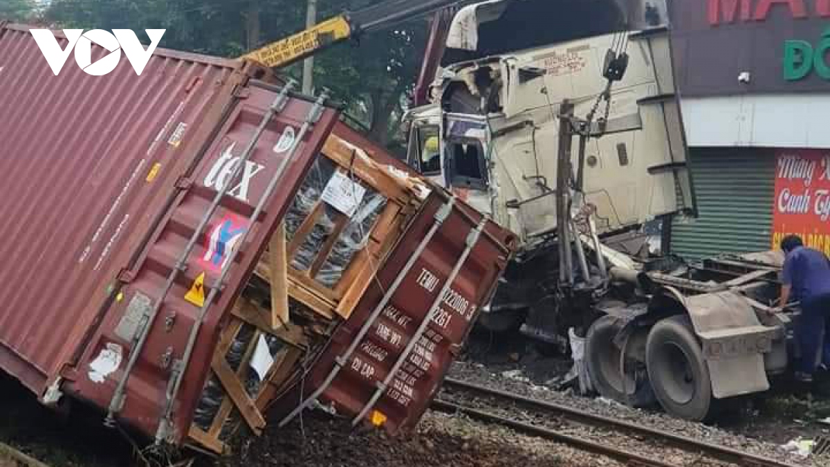 xe container bi tau hoa tong dut roi khi bang qua duong ngang hinh anh 1