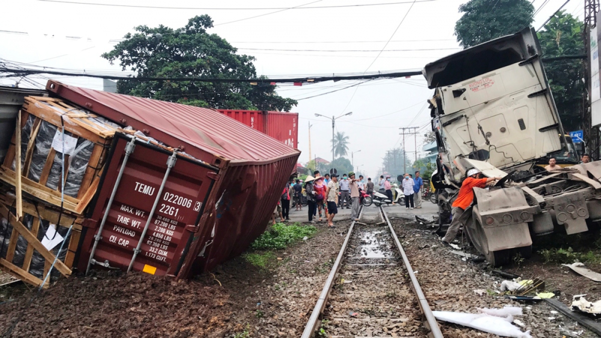 xe container bi tau hoa tong dut roi khi bang qua duong ngang hinh anh 5