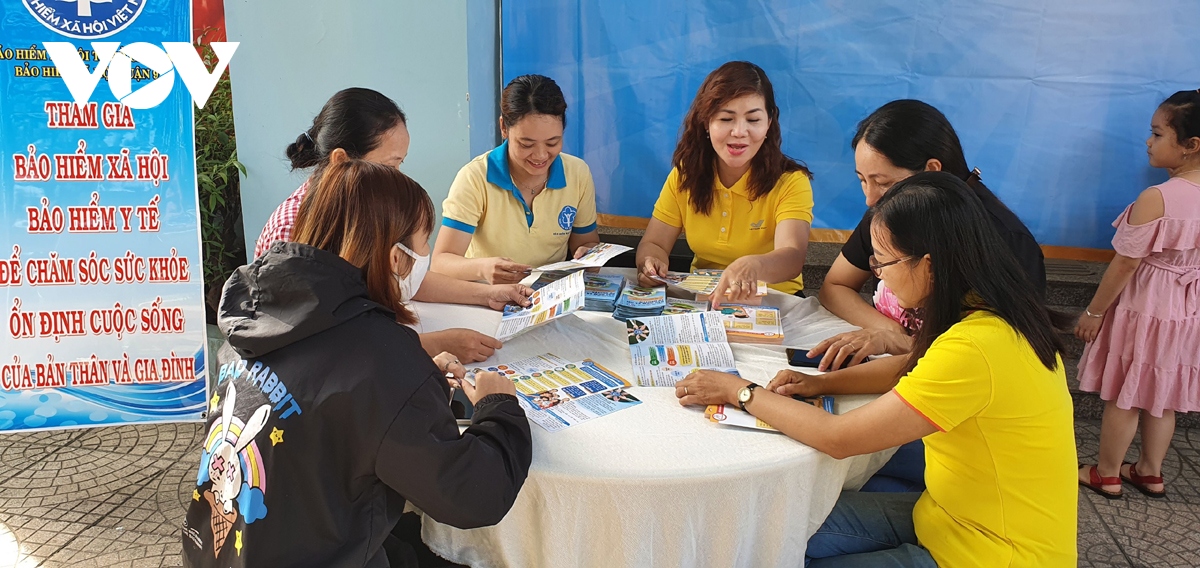 tphcm gap tung nguoi van dong tham gia bhxh tu nguyen, bhyt ho gia dinh hinh anh 1