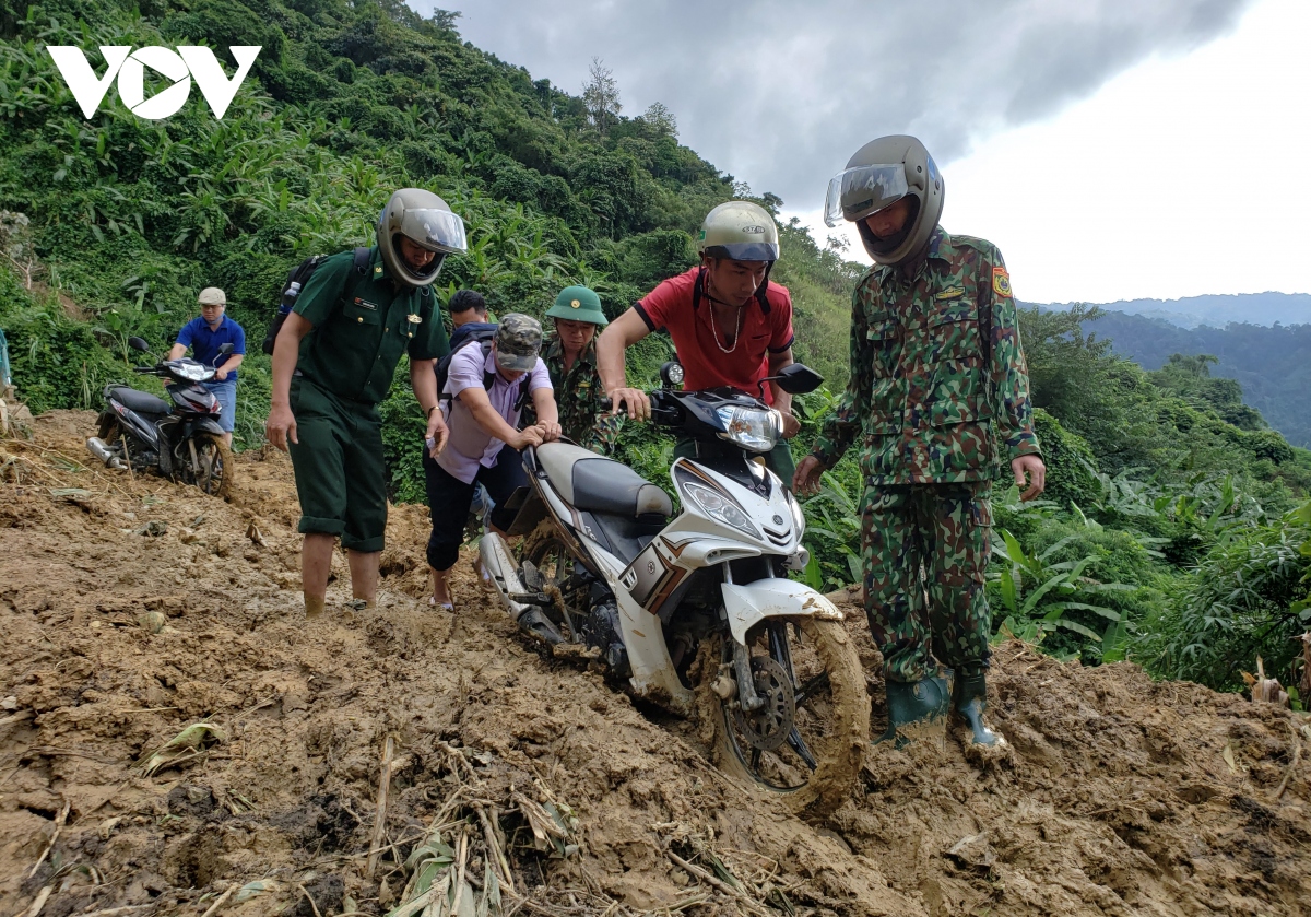 bo doi bien phong quang nam cang minh giup dan vung sat lo hinh anh 1