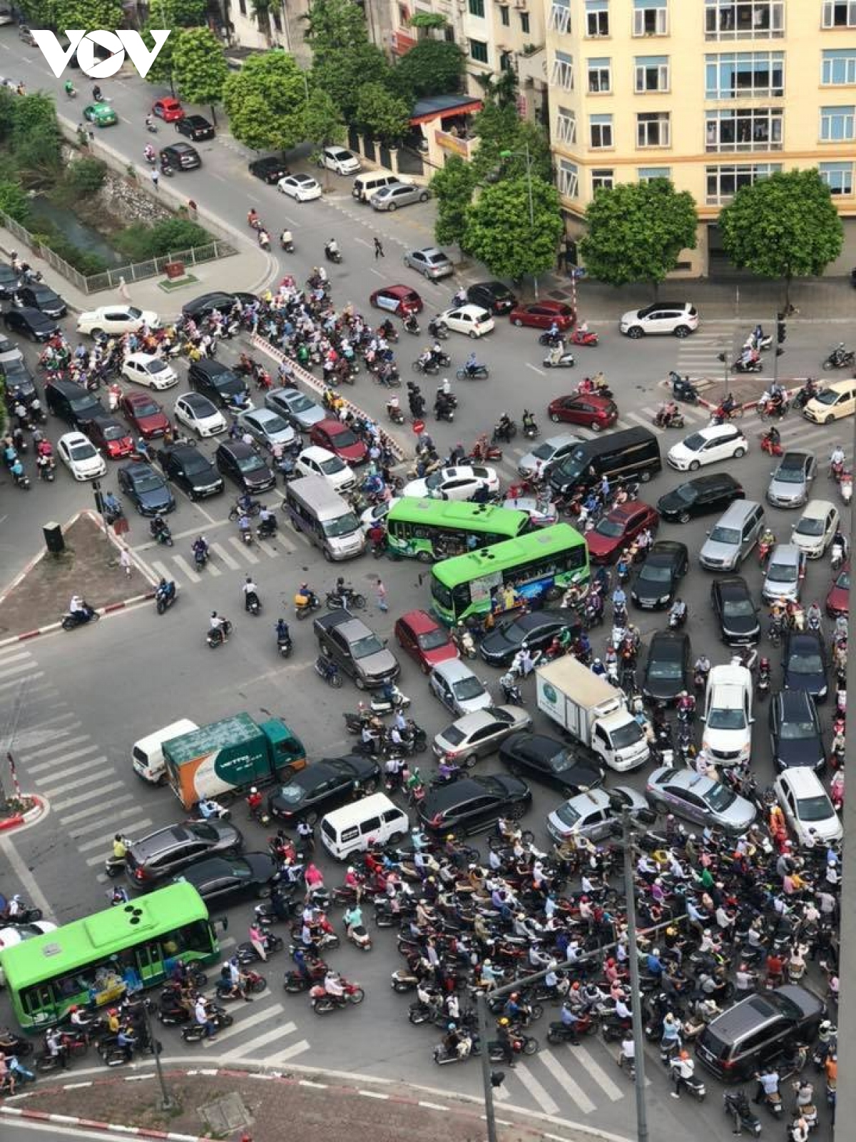 ha noi lai de xuat duong rieng cho xe buyt hay nhin vao tuyen brt dang van hanh hinh anh 3