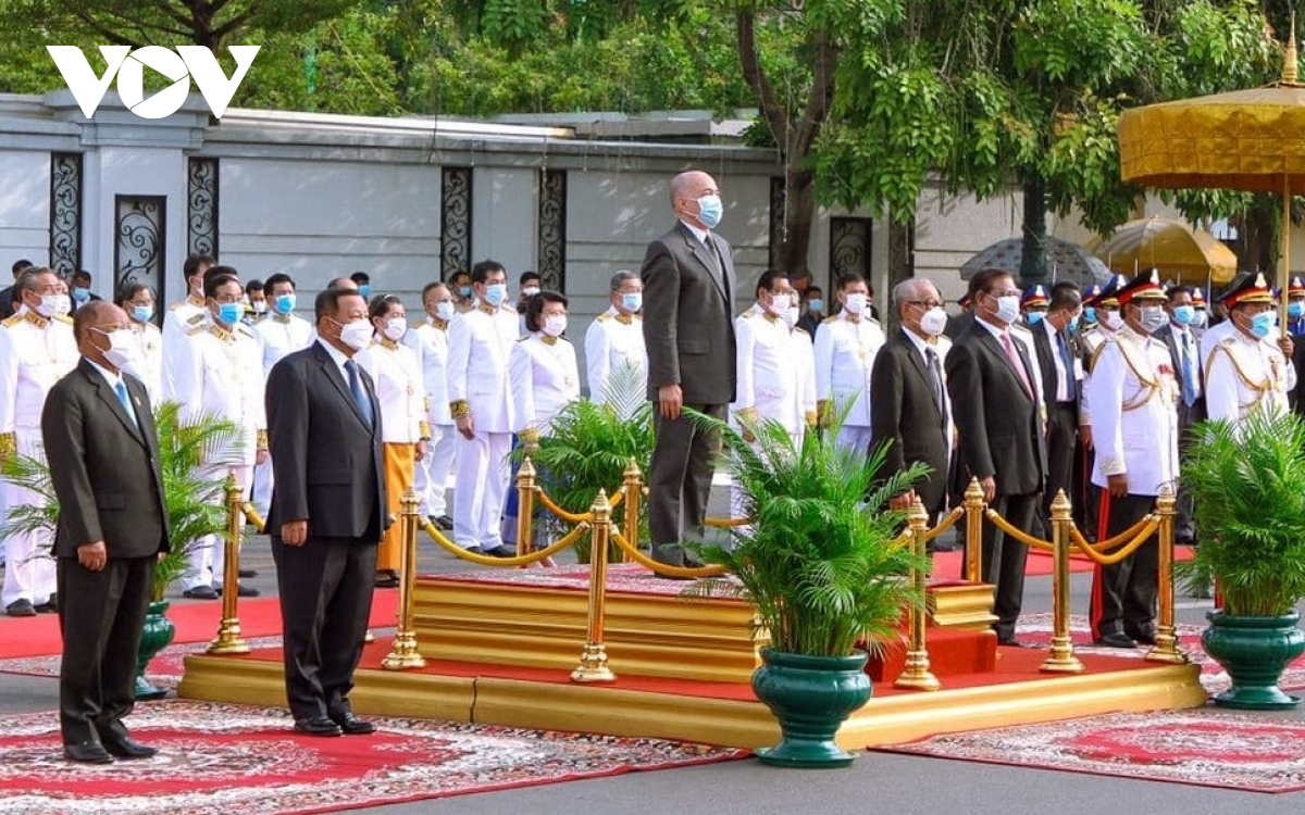 Ảnh người dân campuchia thành kính chào đón quốc vương sihamoni tới lễ quốc khánh hình ảnh 5 Anh nguoi dan campuchia thanh kinh chao don quoc vuong sihamoni toi le quoc khanh hinh anh 5