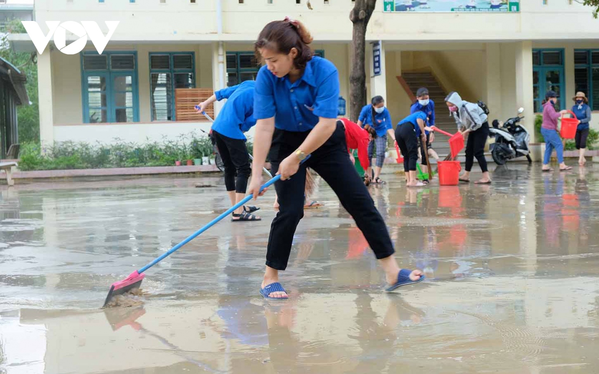 1.200 doan vien, thanh nien binh Dinh giup dan khac phuc hau qua sau khi bao tan hinh anh 1