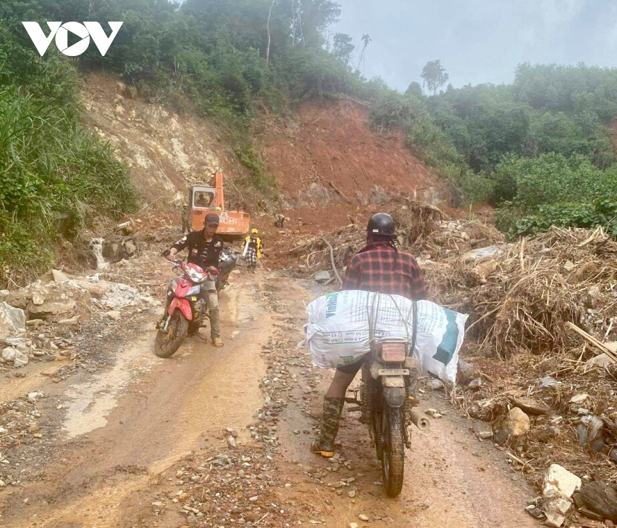 tiep suc cho doan cuu tro den voi xa co lap o phuoc son, quang nam hinh anh 4