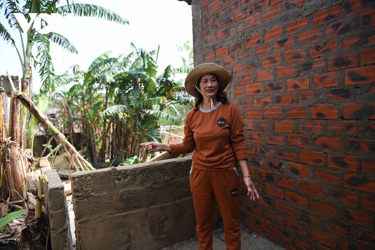  bo nha di cuu nhau - tinh nguoi toa sang trong mua lu mien trung hinh anh 3