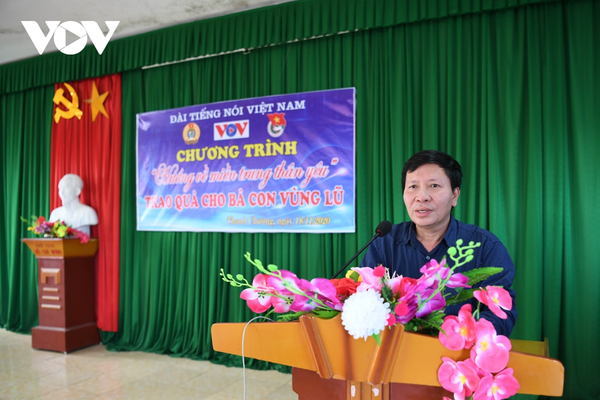 Doan thien nguyen cua vov trao 200 suat qua ung ho nguoi dan vung lu nghe an hinh anh 2