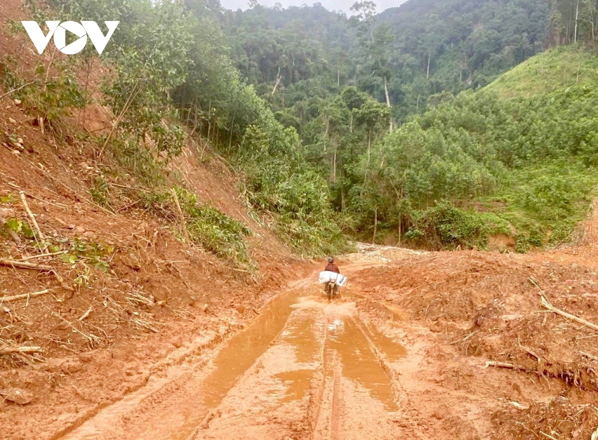 tiep suc cho doan cuu tro den voi xa co lap o phuoc son, quang nam hinh anh 2