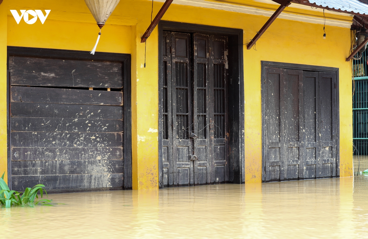 Anh lan thu 7 trong vong hon 1 thang, pho co hoi an ngap trong nuoc lu hinh anh 10