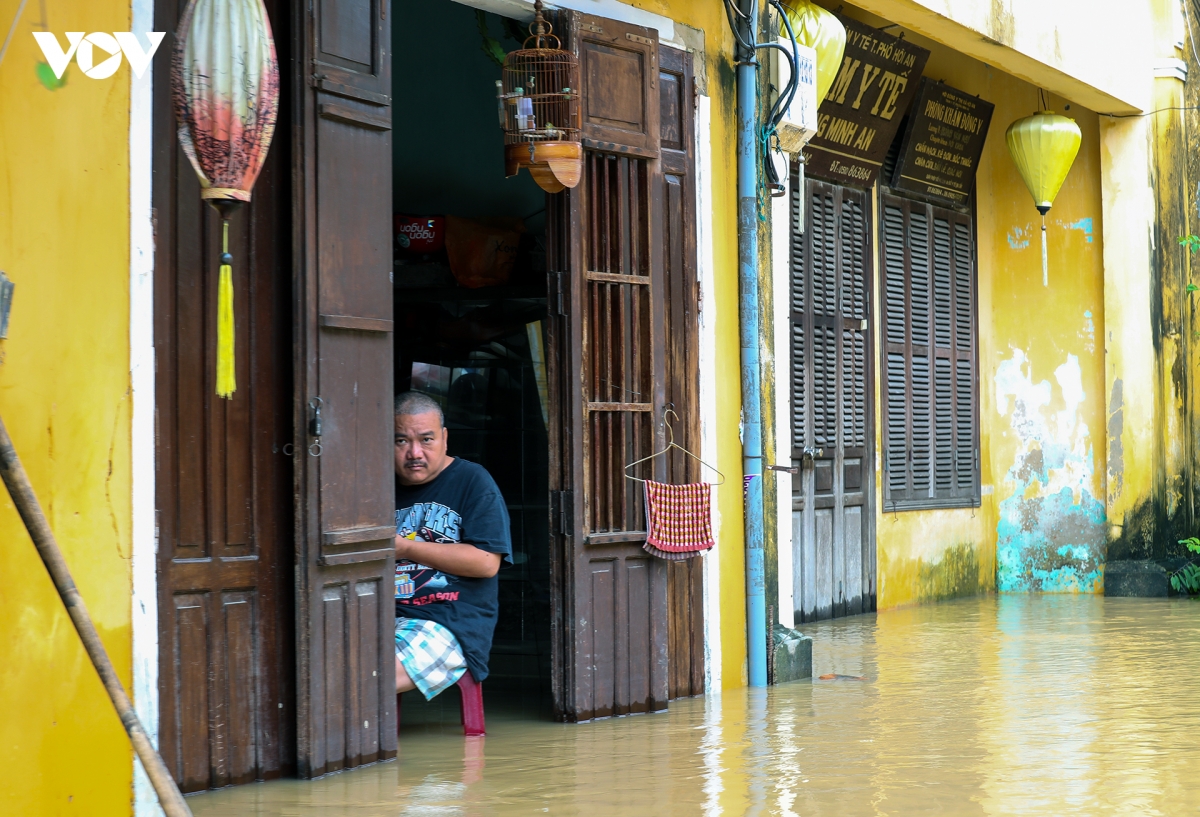 Anh lan thu 7 trong vong hon 1 thang, pho co hoi an ngap trong nuoc lu hinh anh 11