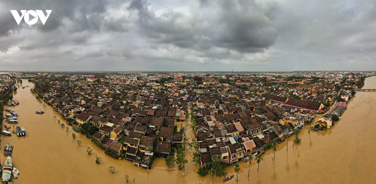 Anh lan thu 7 trong vong hon 1 thang, pho co hoi an ngap trong nuoc lu hinh anh 15