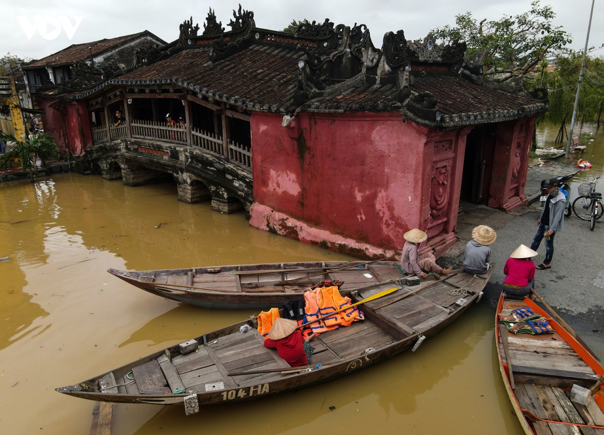 Anh lan thu 7 trong vong hon 1 thang, pho co hoi an ngap trong nuoc lu hinh anh 2