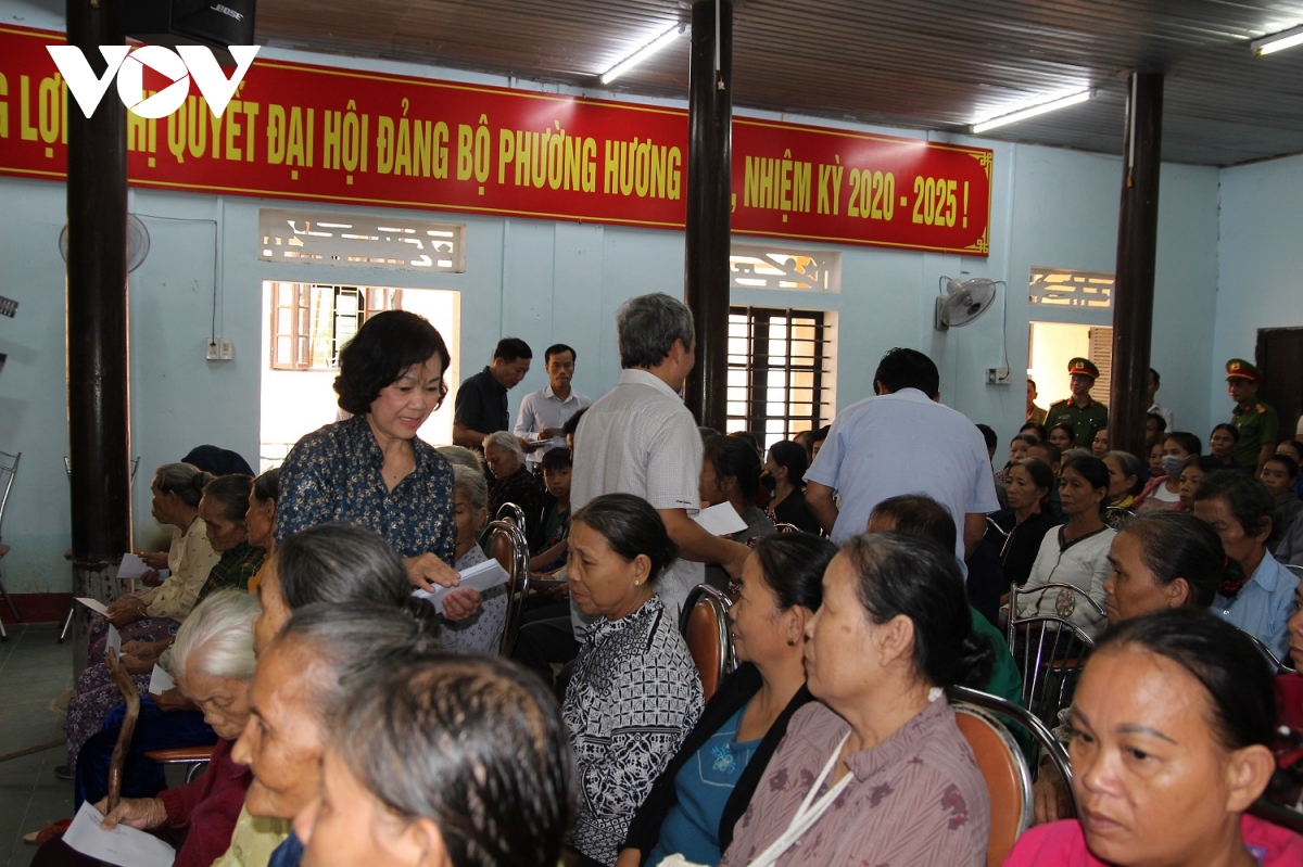 truong ban dan van trung uong lam viec va tang qua tai tinh thua thien hue hinh anh 3