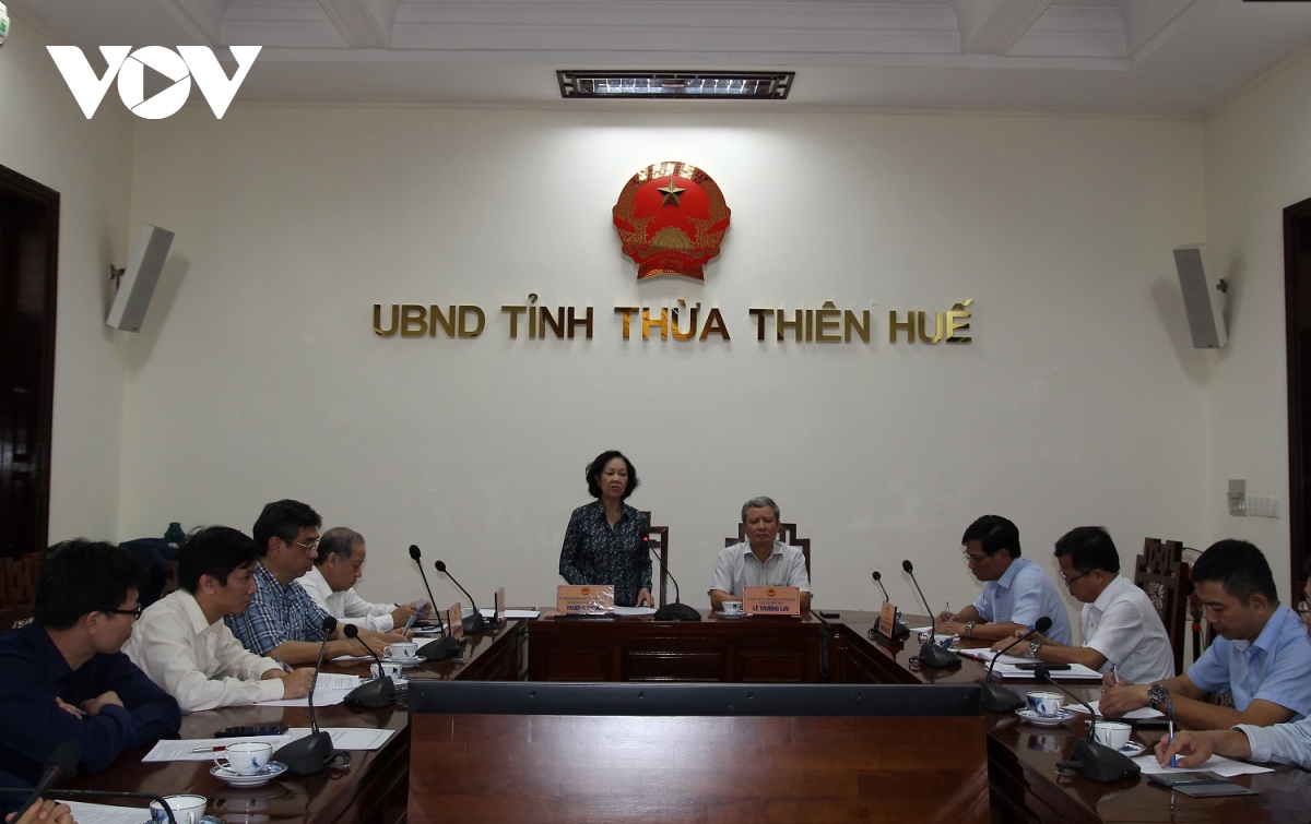 truong ban dan van trung uong lam viec va tang qua tai tinh thua thien hue hinh anh 1