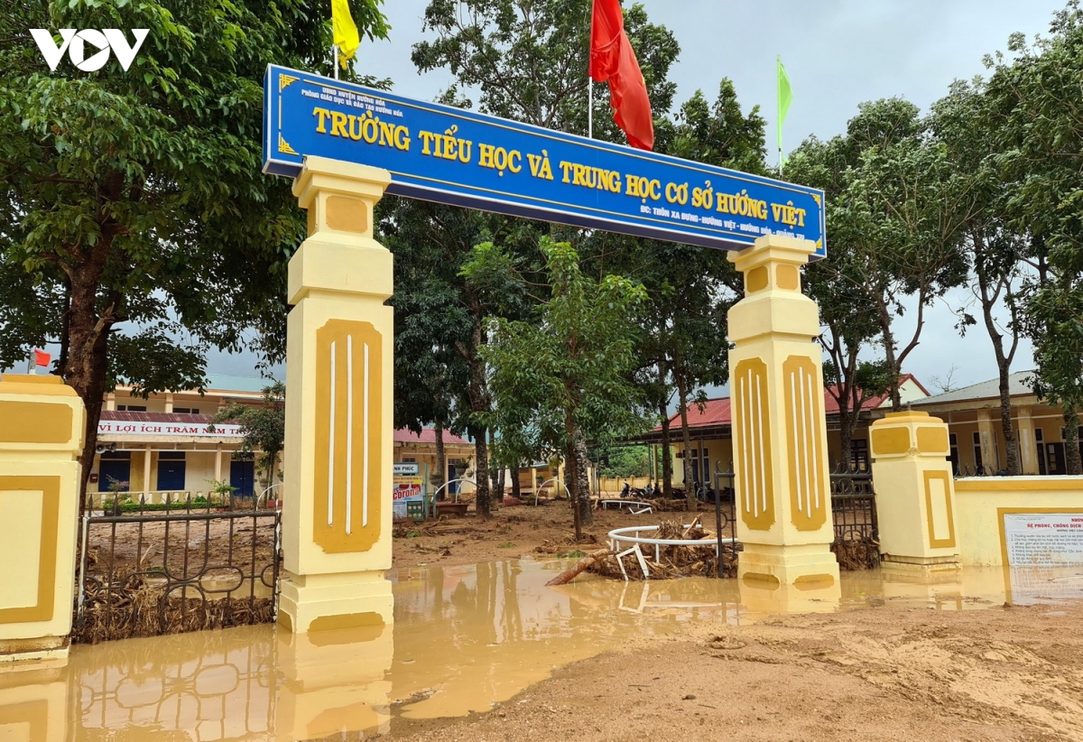 hoc sinh vung bao lu mien trung gian nan con duong den truong hinh anh 3