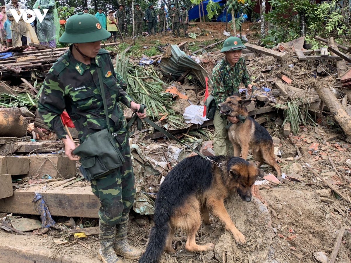 bo doi gui hang cuu tro, nhu yeu pham vao tiep te cho nguoi dan phuoc thanh hinh anh 1