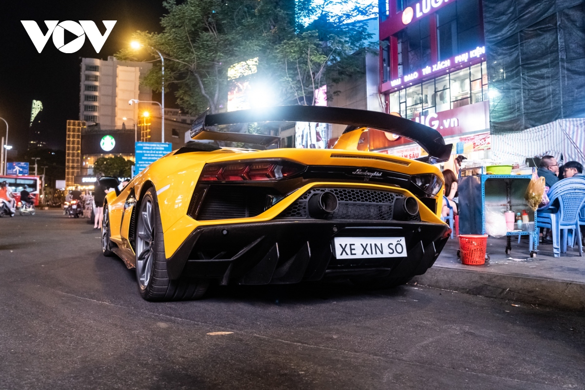 lamborghini aventador svj xuat hien an tuong tren pho sai gon hinh anh 4