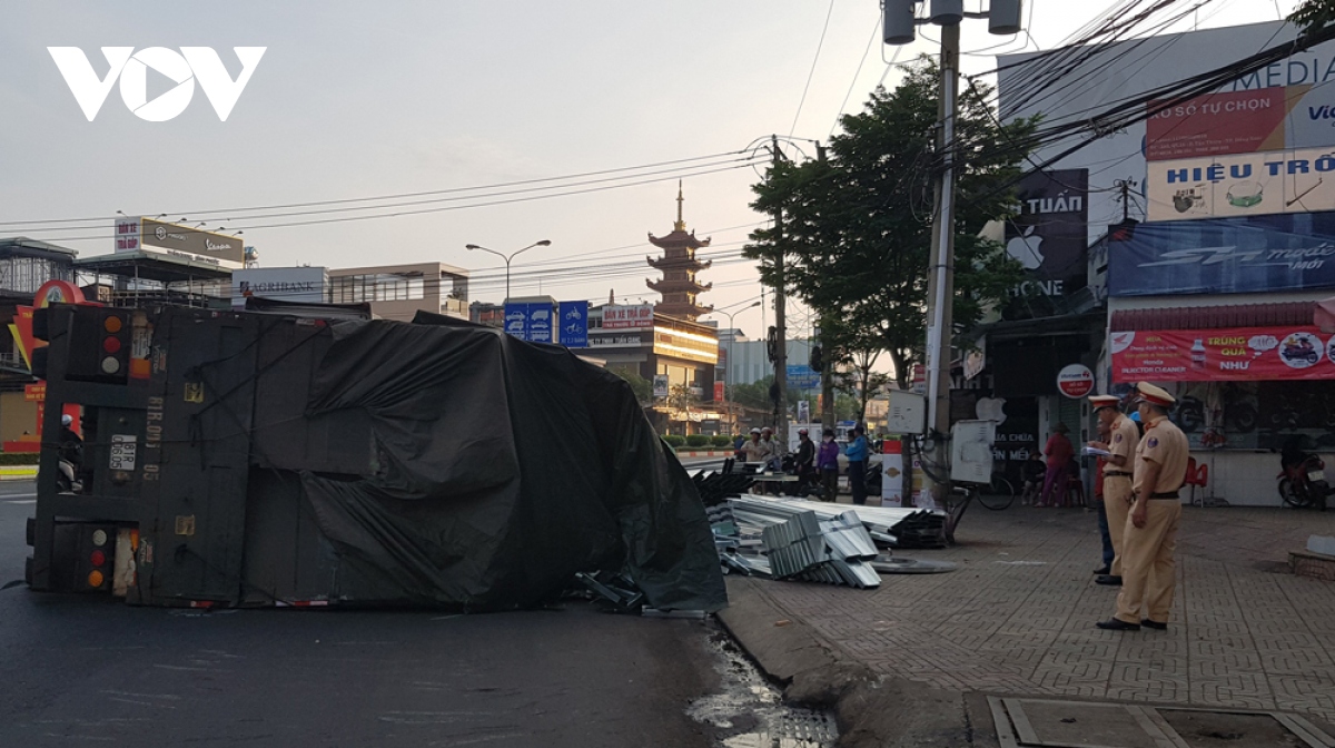 lat thung container tai binh phuoc, hang chuc tan thep vang ra duong hinh anh 2