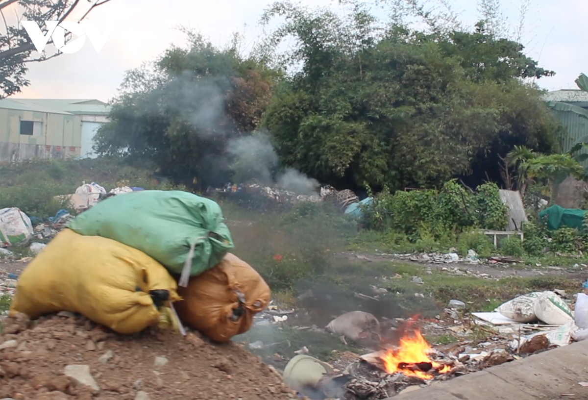 Bãi tập kết rác gây ô nhiễm trong khu dân cư ở TPHCM | VOV.VN
