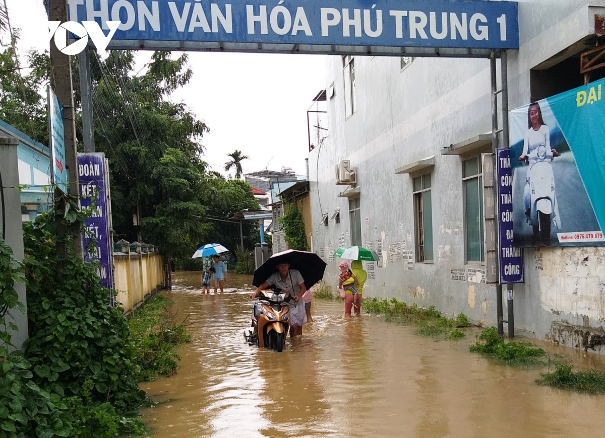 1 nguoi mat tich do lu cuon tai van ninh, thanh pho nha trang ngap cuc bo hinh anh 1