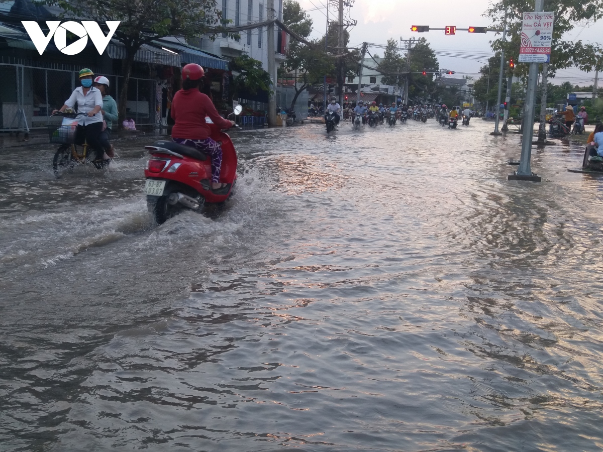 Triều cường gây ngập lụt trên diện rộng tại Tiền Giang và Bến Tre ...