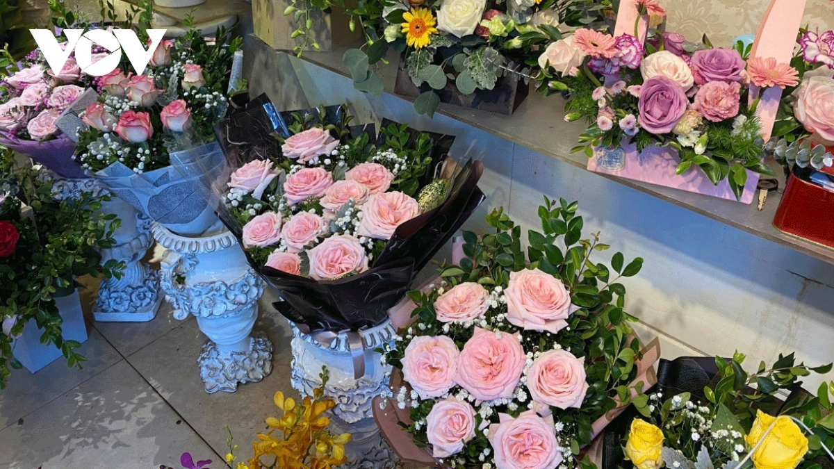Gift market busy ahead of Vietnamese Teachers’ Day