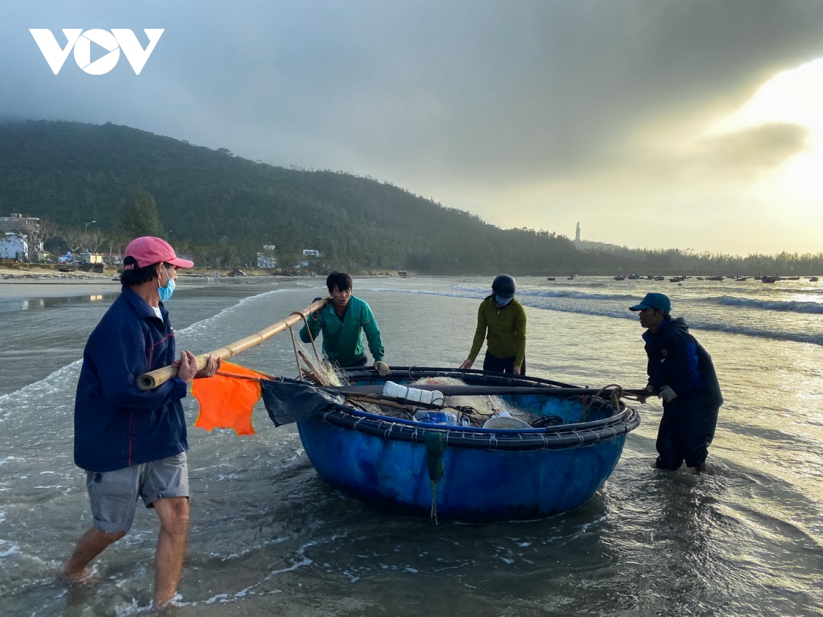 ngu dan Da nang phan khoi ra khoi thu tien trieu sau bao hinh anh 1