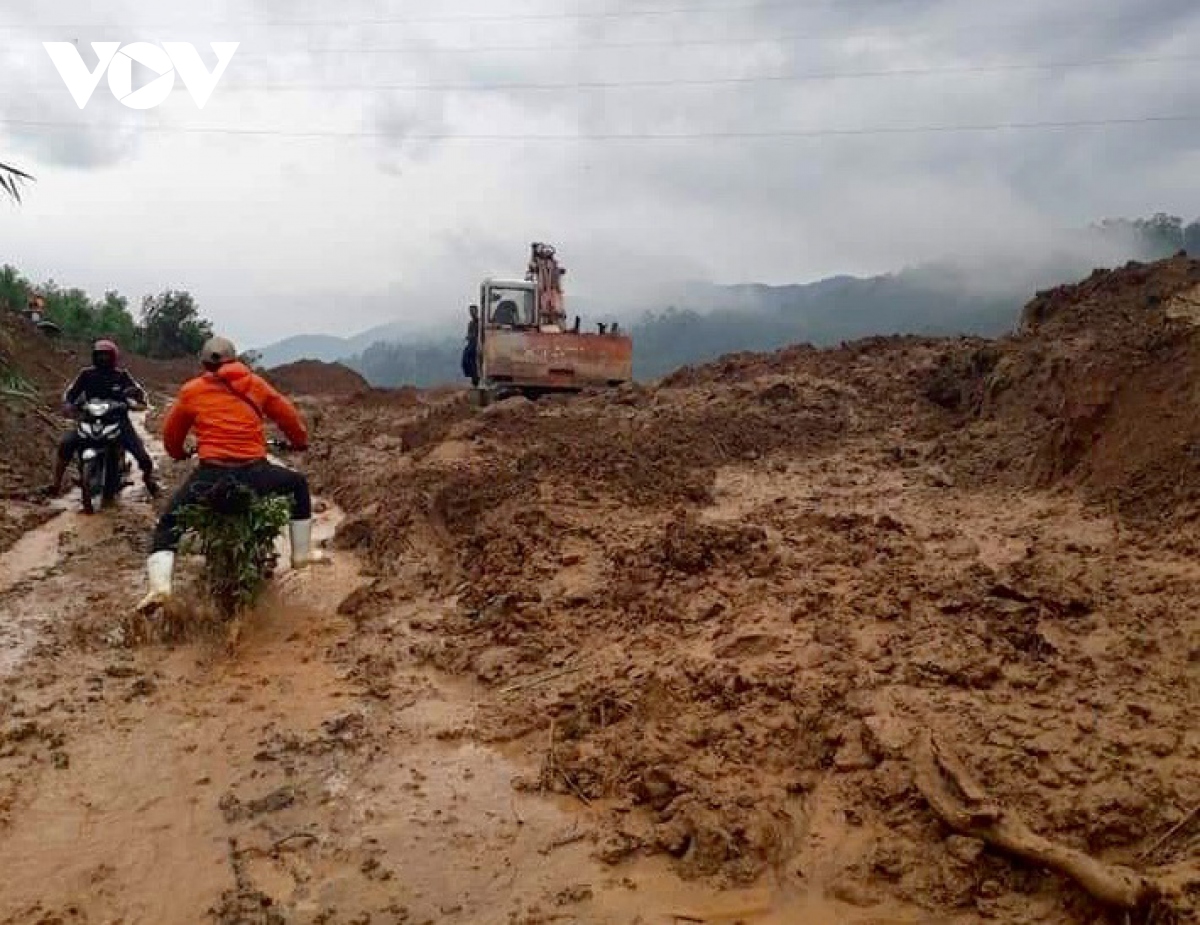 tiep suc cho doan cuu tro den voi xa co lap o phuoc son, quang nam hinh anh 3