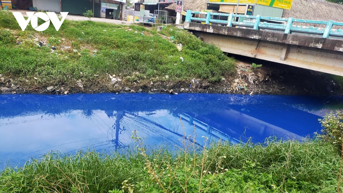 nguoi dan lo lang khi nuoc con kenh o binh duong bong dung doi mau xanh hinh anh 1