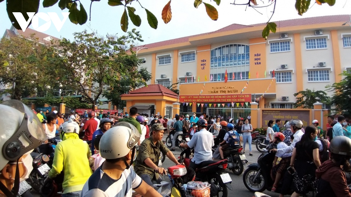 Sở GD-ĐT yêu cầu giải quyết dứt điểm vụ bữa ăn ở Trường Tiểu học Trần Thị Bưởi