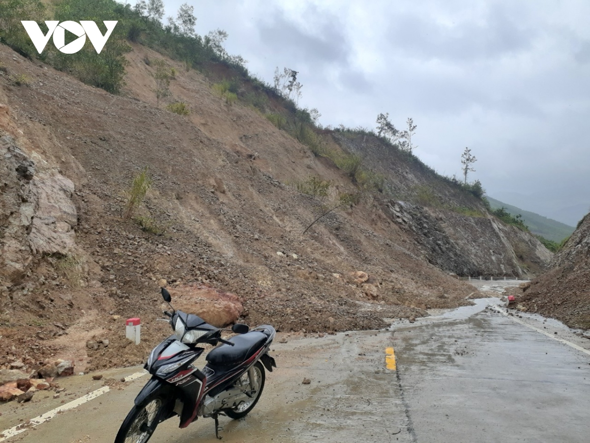 nhieu tuyen duong o khanh hoa, phu yen sat lo, giao thong ach tac hinh anh 3