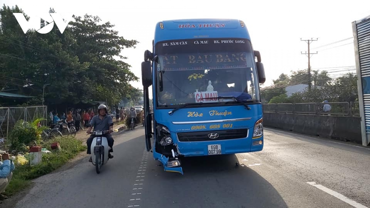 tien giang xe khach tong tu vong nguoi di xe may tren quoc lo 1 hinh anh 2