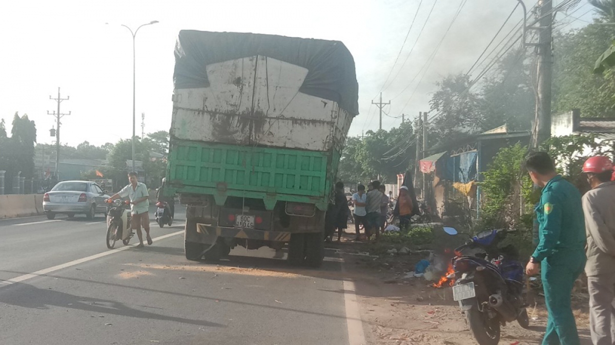 tong vao duoi xe tai dung ben duong, nam thanh nien tu vong tai cho hinh anh 1