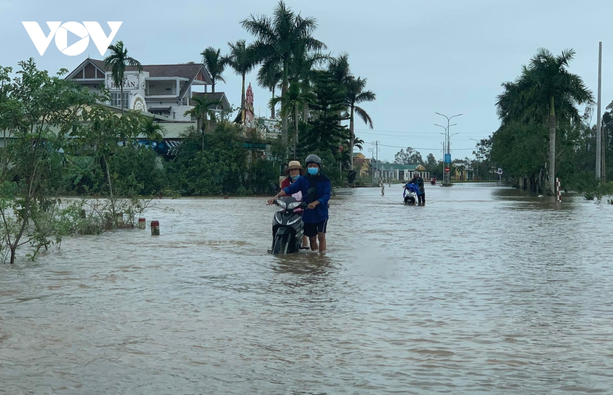 Ảnh: Thừa Thiên Huế ngập nặng, giao thông chia cắt