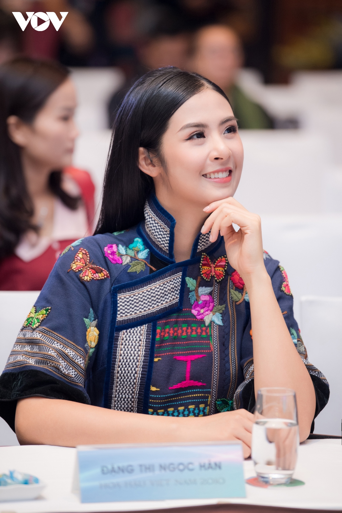 hoa hậu ngọc hân diện áo dài thổ cẩm hội ngộ hoa khôi du lịch khánh ngân hình ảnh 14 hoa hau ngoc han dien ao dai tho cam hoi ngo hoa khoi du lich khanh ngan hinh anh 14