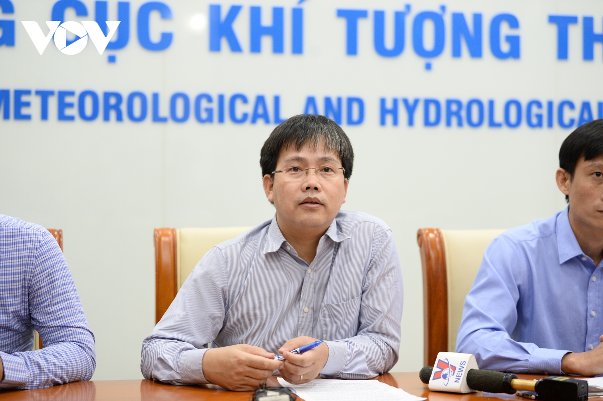 ly giai nguyen nhan bao so 13 doi huong va di chuyen cham truoc khi vao dat lien hinh anh 1