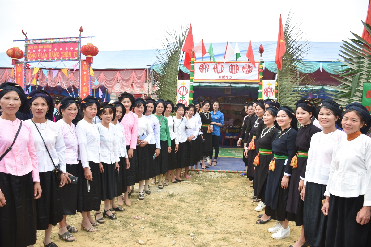 tung bung ngay hoi cua dong bao tay muong lai hinh anh 1