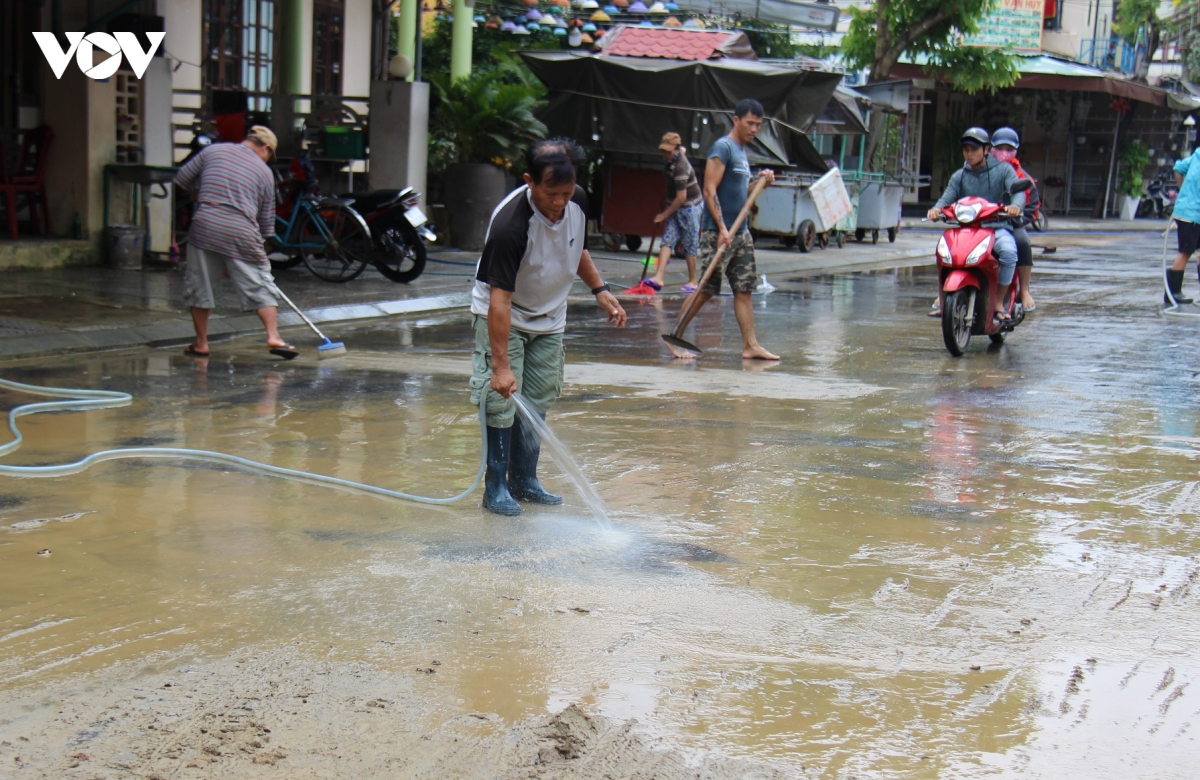 hon 150 nguoi don bun non dang tran ngap pho co hoi an hinh anh 11