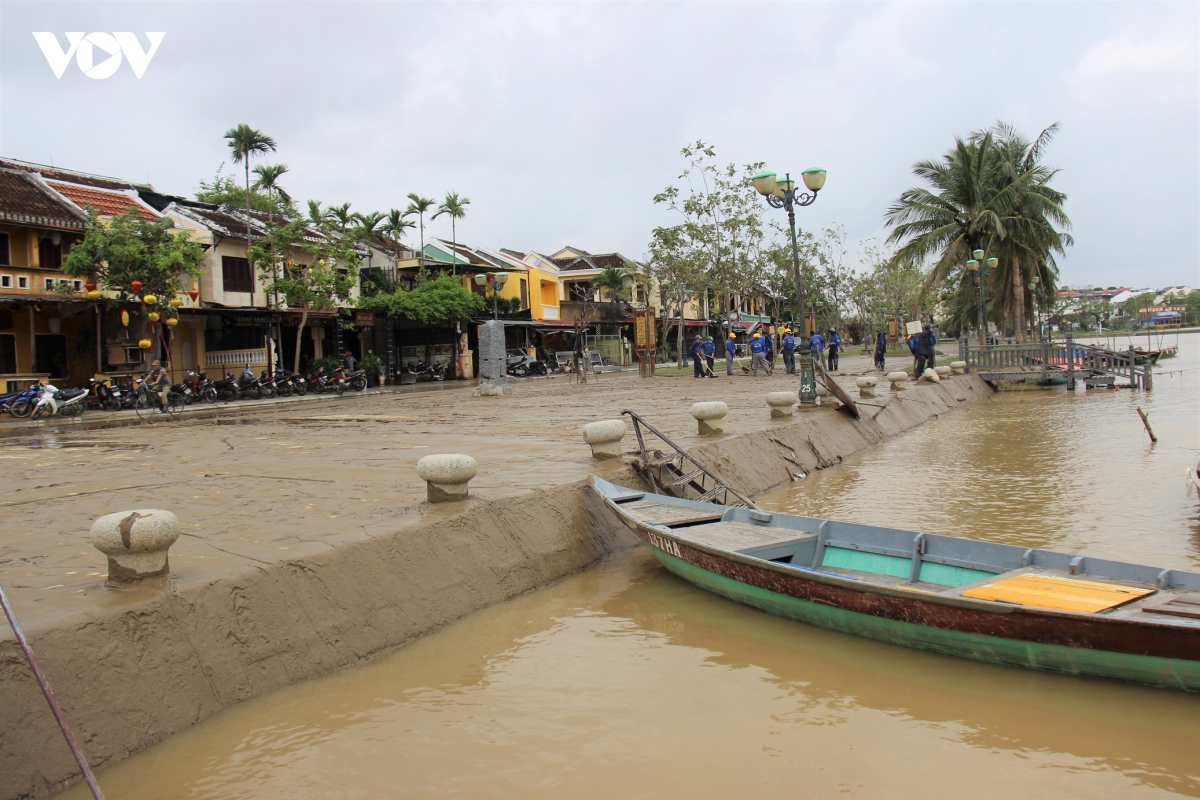 hon 150 nguoi don bun non dang tran ngap pho co hoi an hinh anh 12