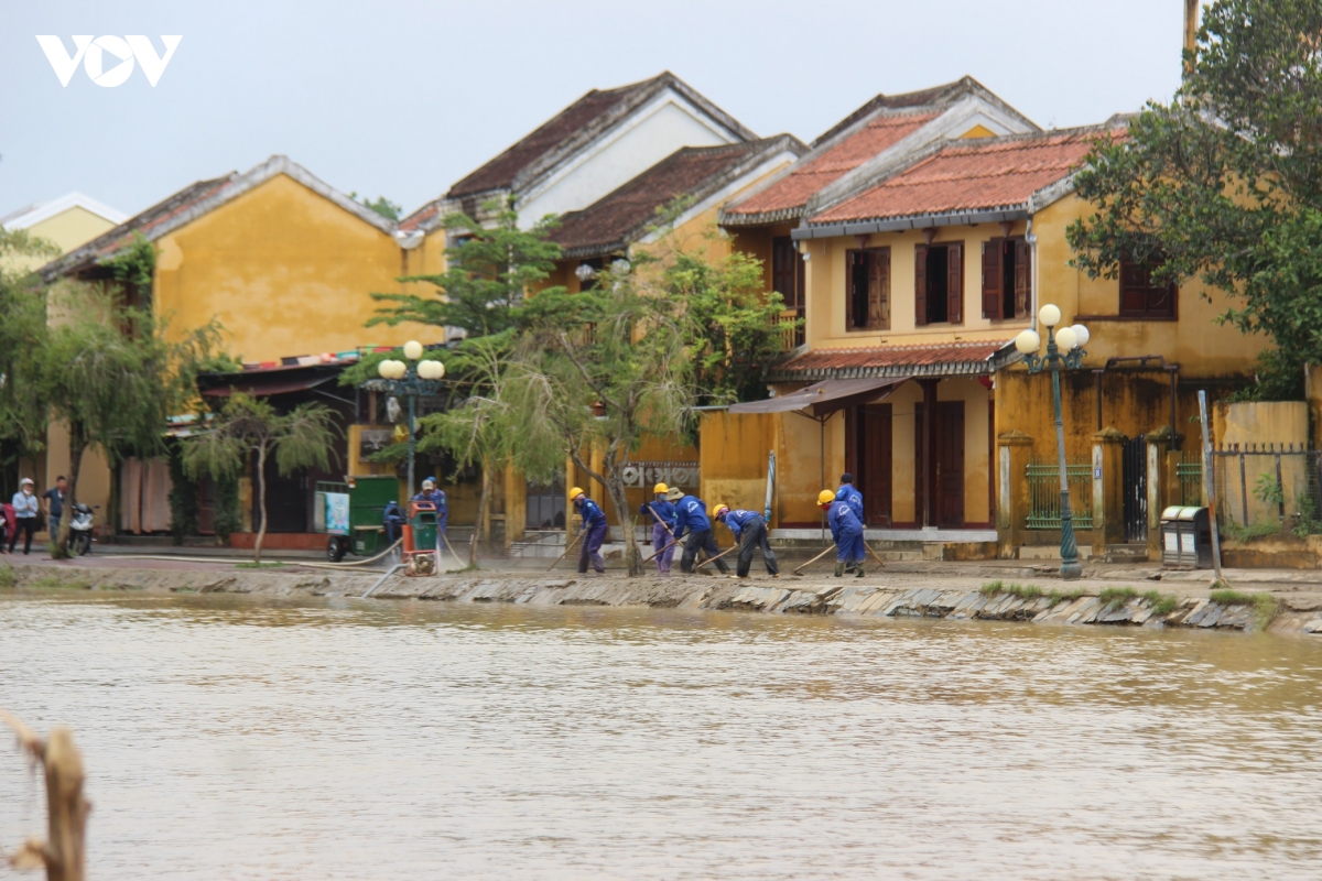 hon 150 nguoi don bun non dang tran ngap pho co hoi an hinh anh 13