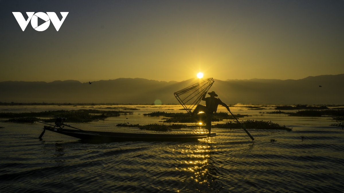 ngam nhin nhung vu cong tren ho inle - myanmar hinh anh 10