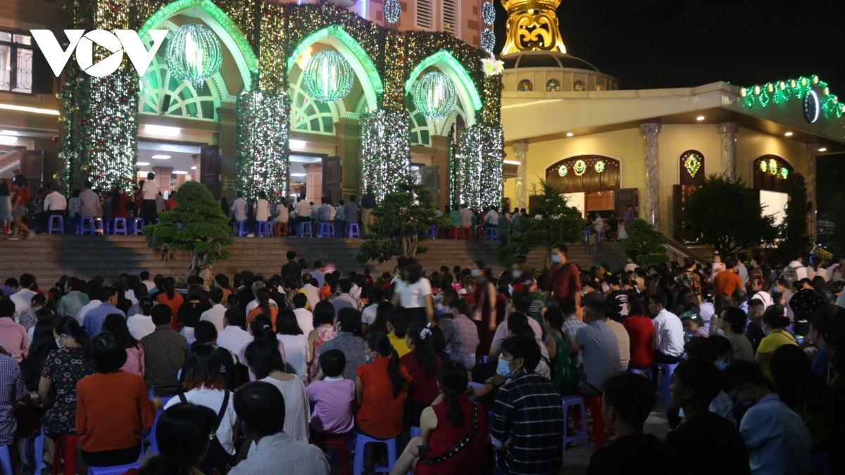 tphcm dong vui, nhon nhip trong dem giang sinh hinh anh 1