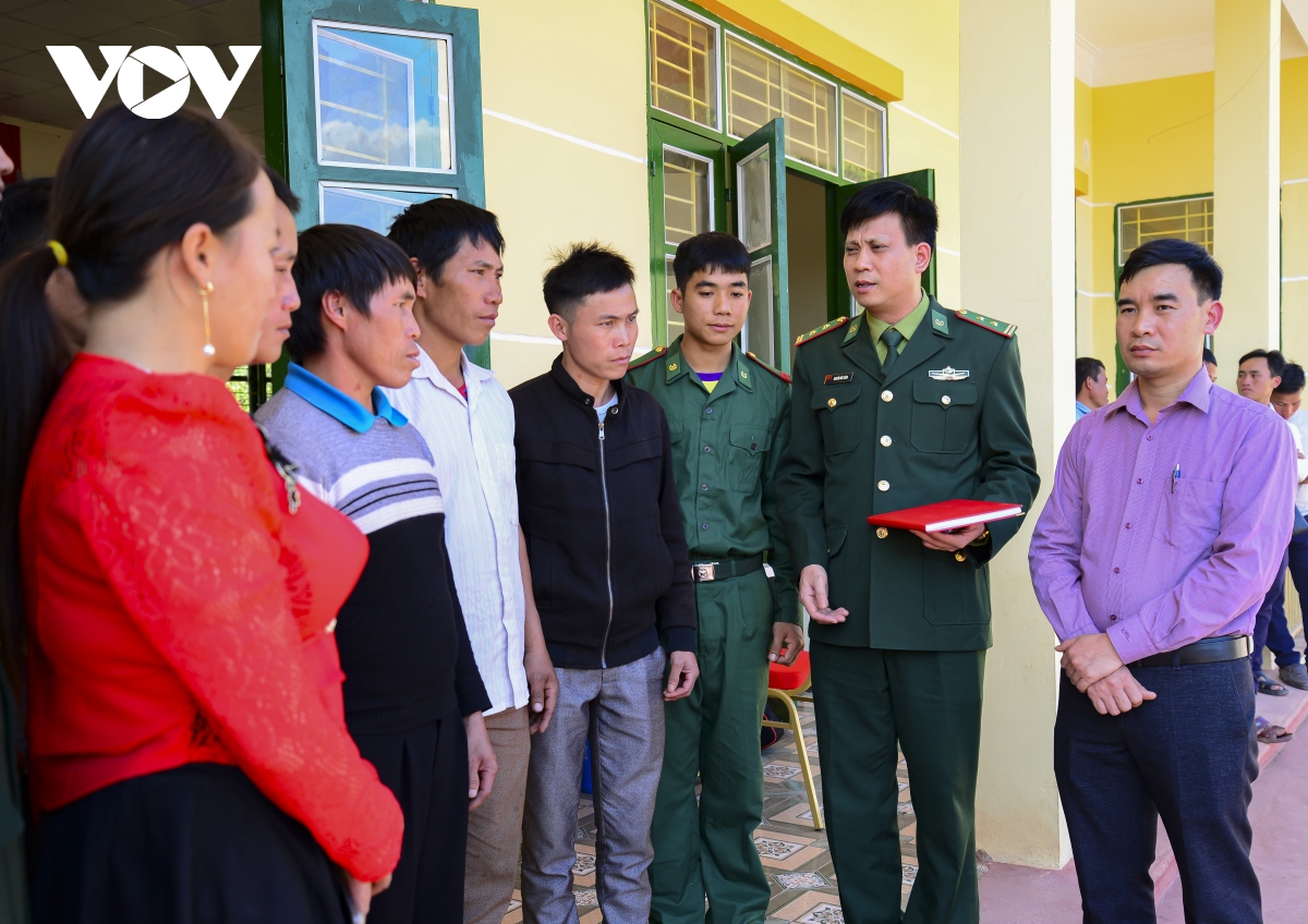 giao luu van nghe de tuyen truyen phap luat cho ba con vung cao hinh anh 2