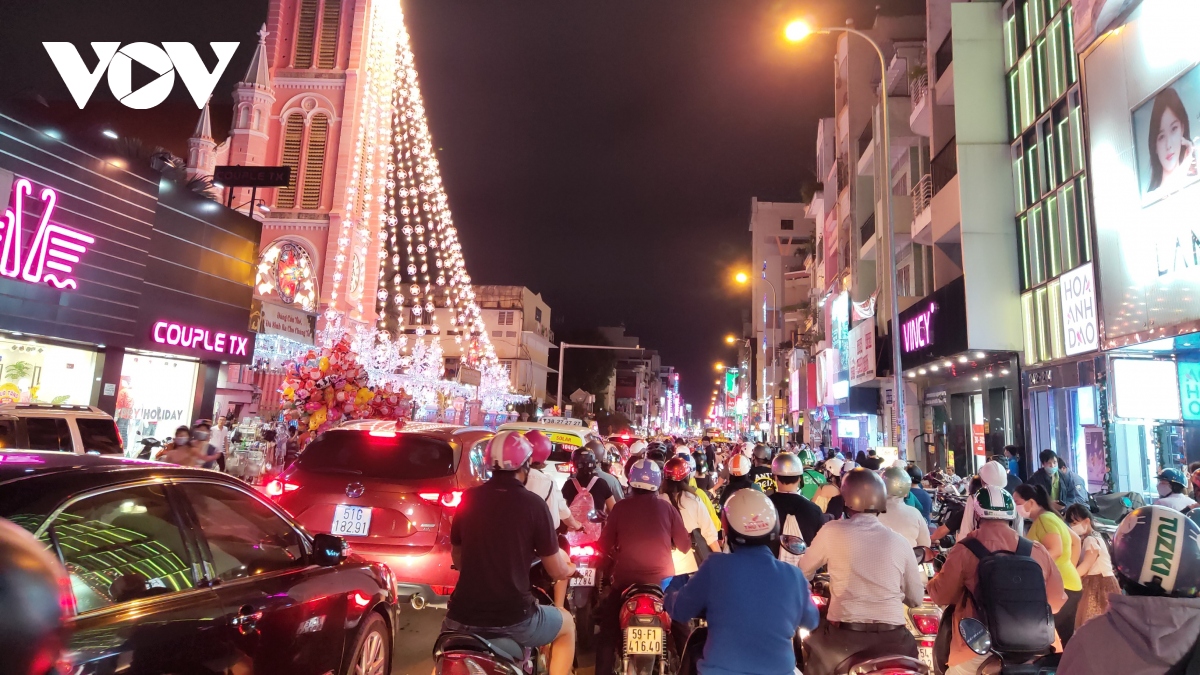 tphcm dong vui, nhon nhip trong dem giang sinh hinh anh 4