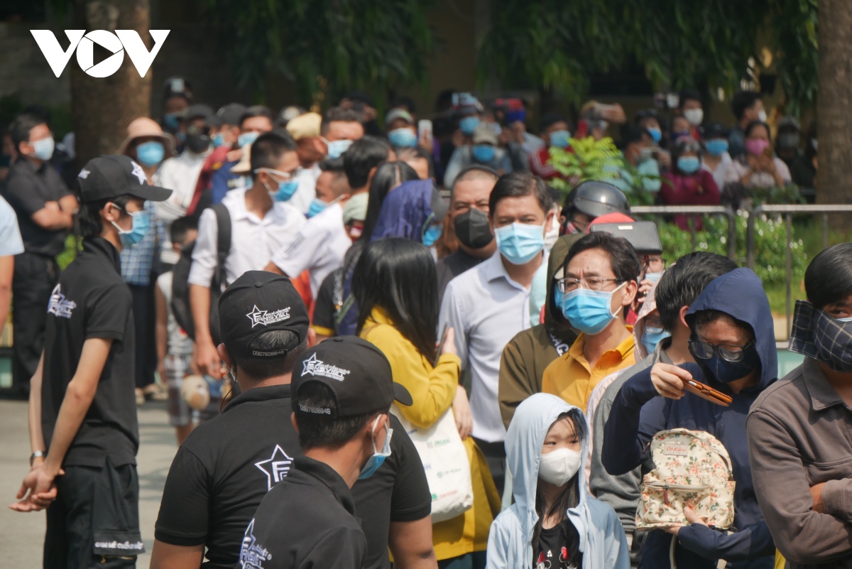 hang ngan nguoi doi nang xep hang cho vao vieng nghe si chi tai hinh anh 4